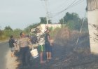 Bhabinkamtibmas-Desa-Tambak-Kalisogo-Berupaya-Padamkan-Kebakaran-Lahan
