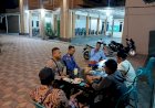Ngopi-Bareng-Masyarakat-Pesisir,-Polisi-RW-di-Situbondo-Ajak-Warga-Sukseskan-Pilkada-2024