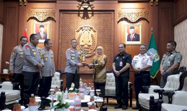 Kunjungi-Gubernur-Jawa-Timur,-Kapolda-Jatim-Siap-Bersinergi-Dukung-Program-Pemprov