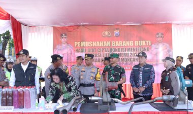 Di-Lamongan,-2.500-liter-Miras-dan-Ratusan-Knalpot-Brong-Dimusnahkan-Jelang-Nataru