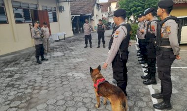 Anjing-Pelacak-K9-Polres-Mojokerto-Sterilisasi-di-Gereja-Pastikan-Rasa-Aman-Jemaat