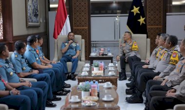 Sinergitas,-Kapolda-Jatim-Terima-Kunjungan-Pangkoarmada-ll