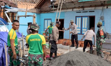 Sinergitas-Polres-Bondowoso-bersama-TNI-Bantu-Warga-Terdampak-Putting-Beliung