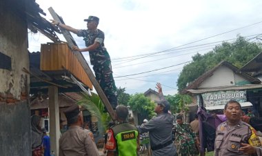 Gotong-Royong-Evakuasi-Wilayah-Kabupaten-Sidoarjo-Terdampak-Angin-Kencang