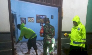 Kompak-Polres-Ngawi-bersama-TNI-Bantu-Bersihkan-Rumah-Warga-Terdampak-Luapan-Sungai-Sawur