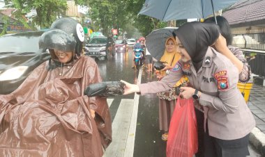 Ramadhan-Berkah-Polres-Malang-Berbagi-Ratusan-Kantong-Takjil-Untuk-Pengguna-Jalan