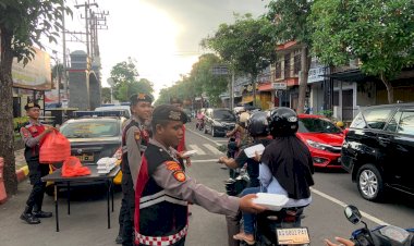 Ramadhan-Berkah-Polres-Tulungagung-Berbagi-Takjil-Jelang-Buka-Puasa