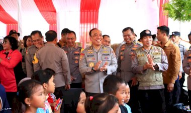 As-SDM-Kapolri-dan-Rombongan-Hibur-Anak-anak-Korban-Banjir-Demak-di-Posko-Trauma-Healing