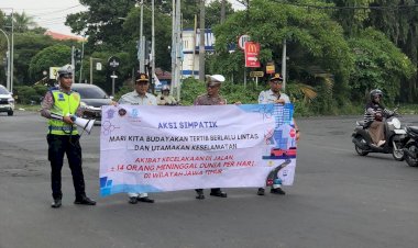 Berbagi-Coklat-Polres-Gresik-Gelar-Kampanye-Simpatik-Keselamatan-di-Jalan