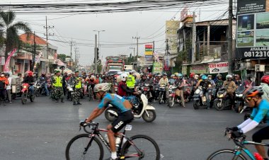 Polresta-Sidoarjo-Amankan-Jalur-Tour-de-Panderman-2024-Warga-Antusias-Suport-Para-Pembalap