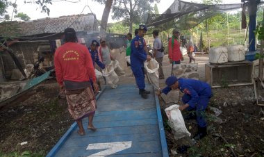 Peringati-World-Ocean-Day,-Satpolairud-Polresta-Sidoarjo-Bersihkan-Sampah-Pesisir