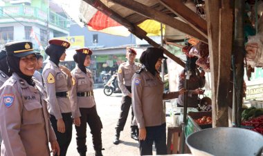 Polwan-Polres-Mojokerto-Kota-Blusukan-ke-Pasar-Beri-Himbauan-Kamtibmas