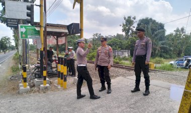 Cegah-Laka,-Polisi-Edukasi-Relawan-Perlintasan-KA-Tanpa-Palang-Pintu-di-Tulungagung