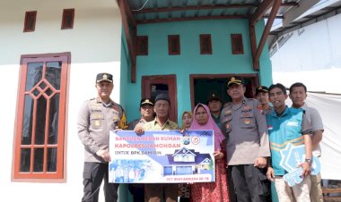 Kapolres-Lamongan-Serahkan-Hasil-Bedah-Rumah-Kepada-Pemiliknya-di-Desa-Nguwok