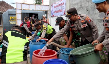 Polres-Lumajang-Kerahkan-Water-Cannon-Droping-Air-Bersih-untuk-Warga