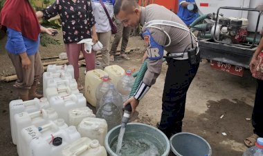 Peringati-Harlantas-Bhayangkara-ke-–-69,-Ditlantas-Polda-Jatim-Salurkan-Air-Bersih-untuk-Warga-Terdampak-Kemarau