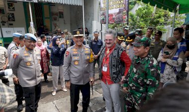 Tinjau-TPS,-Kapolda-Jatim-:-Pilkada-Serentak-2024-di-Jatim-Berjalan-Lancar-Sesuai-Rencana