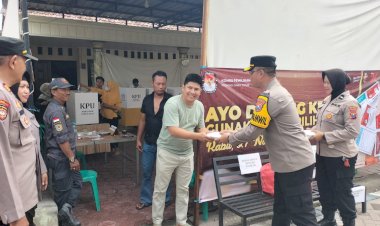 Tarik-Animo-Warga-Datang-Ke-TPS,-Polresta-Sidoarjo-Bagikan-Makanan-Gratis