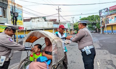 Jelang-Nataru-Polres-Lumajang-Beri-Edukasi-Masyarakat-Tertib-Lalu-Lintas-Sambil-Berbagi-Nasbung