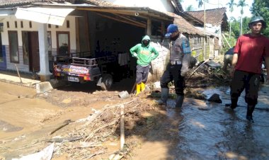 Gercep-Polisi-bersama-TNI-dan-BPBD-Tangani-Dampak-Banjir-dan-Tanah-longsor-di-Bondowoso