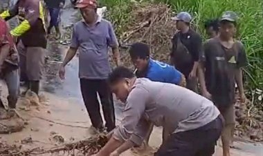 Kolaborasi-Polisi-Bersama-Tiga-Pilar-dan-Warga-Tangani-Banjir-dan-Longsor-di-Jember