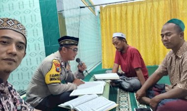 Kanit-Binmas-Polsek-Krembung-Semangat-Tadarus-Al-Qur'an-bersama-Warga