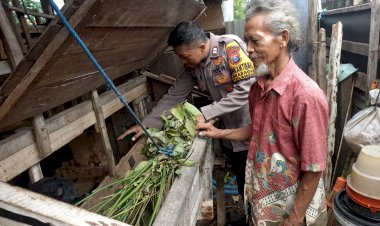 Bhabinkamtibmas-Grabagan-Ajak-Warga-Jaga-Kebersihan-Peternakan-Kambing-Demi-Dukung-Program-Ketahanan-Pangan