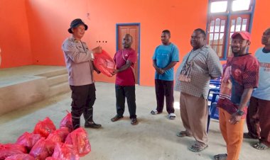 Polres-Pegunungan-Arfak-Salurkan-Bantuan-Sembako-kepada-Warga-Terdampak-Longsor-di-Kampung-Jim