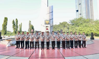 Hari-Bhayangkara-ke---79-Polda-Jatim-Kenang-Jasa-Para-Pahlawan,-Ziarah-dan-Tabur-Bunga-di-TMP
