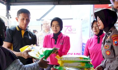 Polres-Ponorogo-Gelar-Pasar-Murah,-Sediakan-47-ton-Beras-Warga-Sambut-Antusias