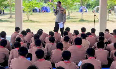 Polsek-Krembung-Edukasi-Kamtibmas-di-Perkemahan-Pramuka
