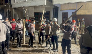 Personel-TNI-Polri-Berjibaku-Bersihkan-Puing-Reruntuhan-Bangunan-Ponpes