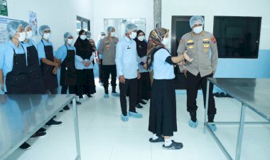 Itwasda-Polda-Jatim-Lakukan-Pengawasan-SPPG-Polres-Gresik-Pastikan-Kualitas-dan-Kebersihan-MBG