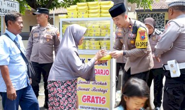 Jumat-Berkah-Polsek-Taman-Bagikan-Makanan-Gratis