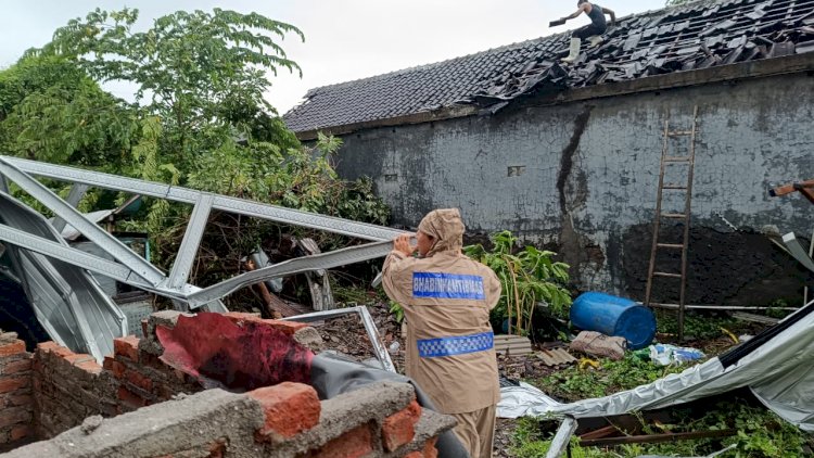 Angin-Puting-Beliung-Terjang-Desa-Prasung,-Polsek-Buduran-Bersinergi-Bantu-Warga-Terdampak