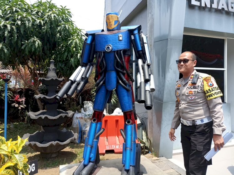 Kreatif dan Edukatif, Ratusan Knalpot Brong Sitaan Dijadikan Patung Robot Oleh Polresta Malang Kota