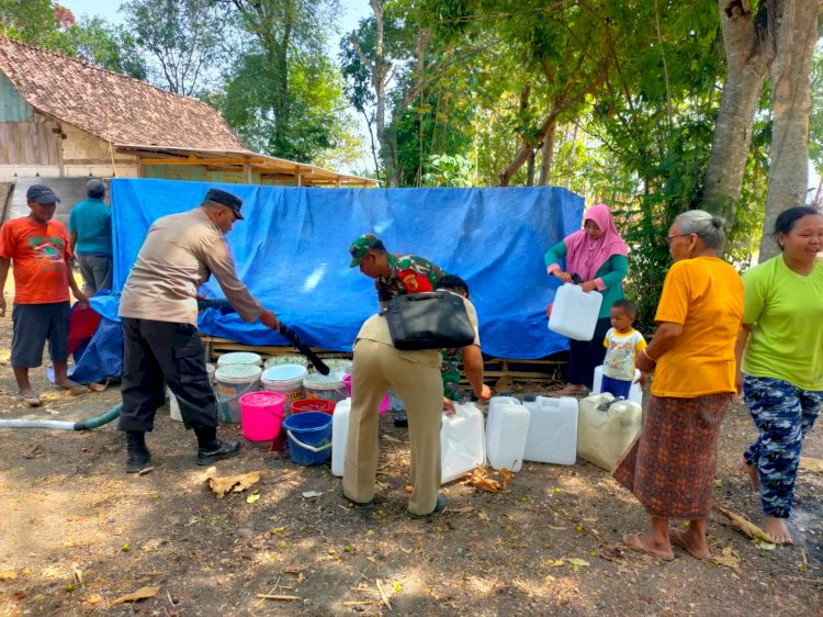 Polisi Kembali Salurkan Bantuan Air Bersih Untuk 400 KK di Ngawi