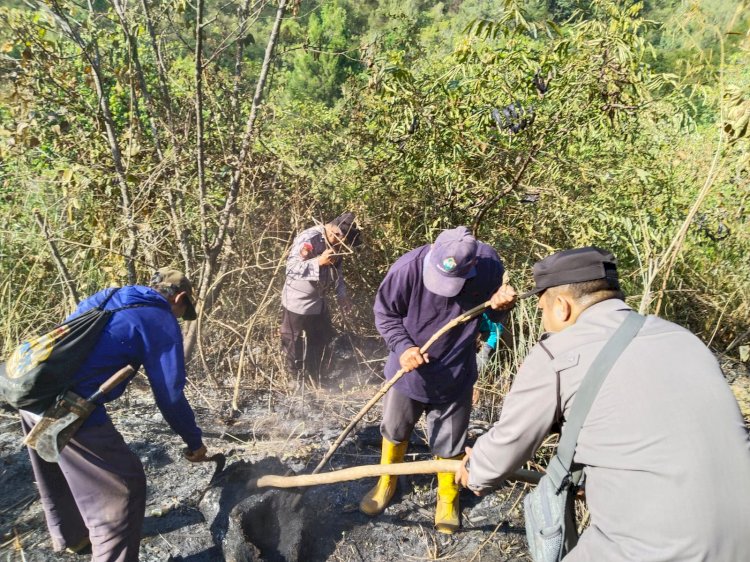 Sinergitas Polisi bersama TNI dan RPH Berhasil Padamkan Api di Gunung Lawu Petak 39 Ngawi