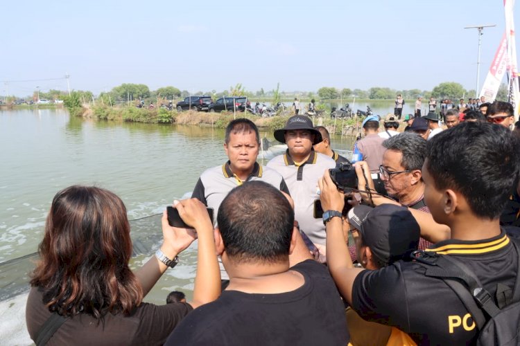 Polisi Sidoarjo Panen Ikan bersama Warga di Tambak Banjarpanji