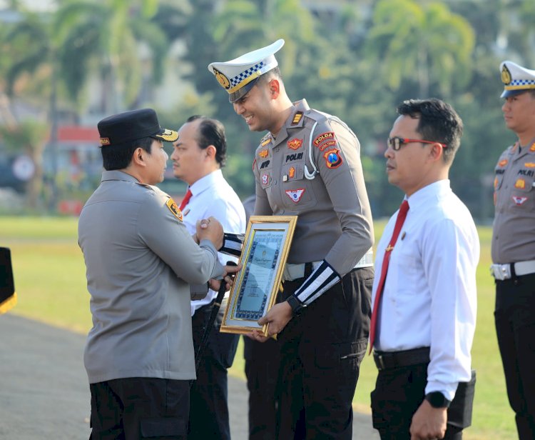 Kapolda Jatim Beri Penghargaan Untuk 216 Personel Polri dan PNS Polda Jatim