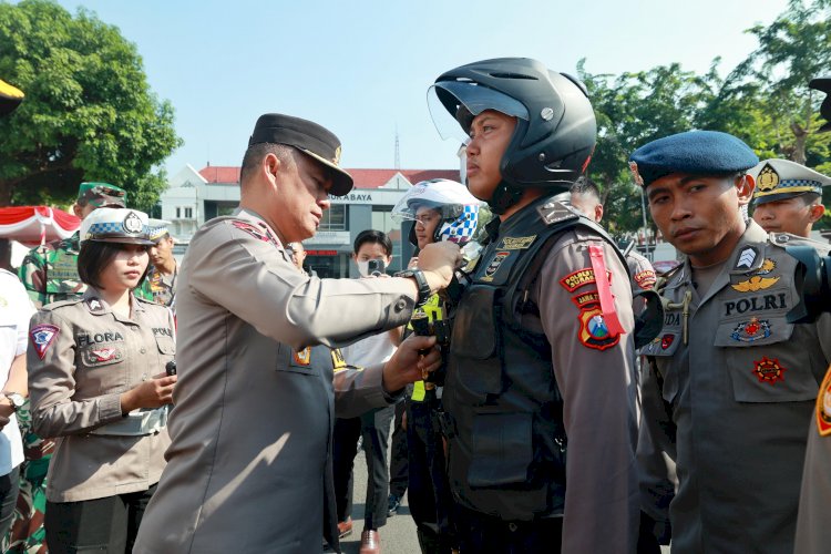 Kapolda Jatim Serahkan 50 Bodycam Kepada Anggota Polrestabes Surabaya