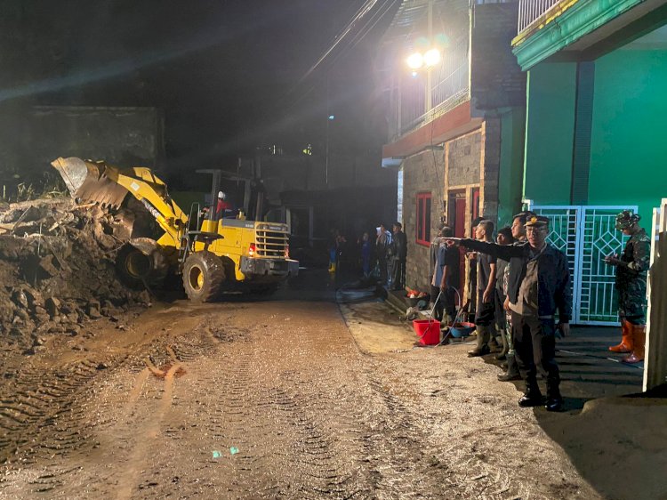 Polres Batu Bersama BPBD Bersihkan Material Akibat Banjir, Akses Jalan di Desa Beji Kembali Lancar