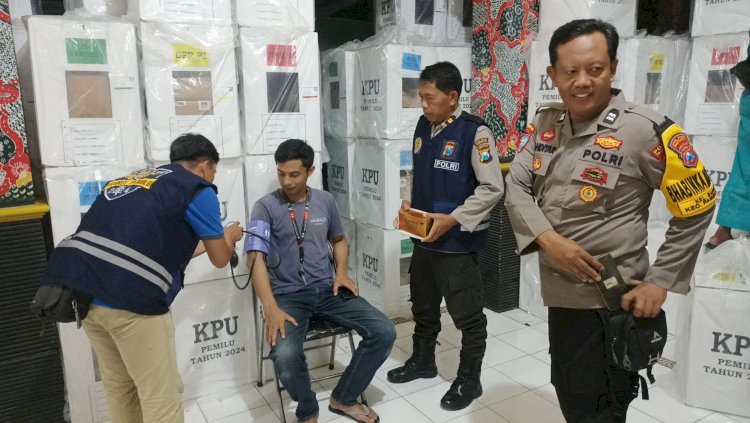 Polres Pamekasan Beri Layanan Kesehatan Gratis Bagi Petugas KPPS