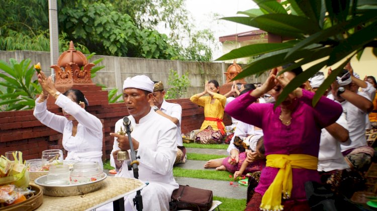 Ibadah Hari Raya Kuningan di Pura Kertha Bumi Bhayangkara