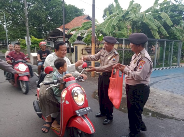 Polsek Tanggulangin Bagikan Takjil dan Kampanyekan Tertib Berlalu Lintas