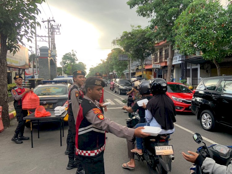 Ramadhan Berkah Polres Tulungagung Berbagi Takjil Jelang Buka Puasa