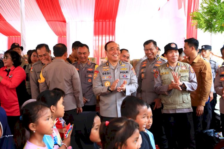 As-SDM Kapolri dan Rombongan Hibur Anak-anak Korban Banjir Demak di Posko Trauma Healing