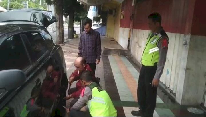 Ban Mobilnya Bocor di Situbondo Pemudik Asal Mojokerto Apresiasi Kesigapan Polisi Bantu Tangani