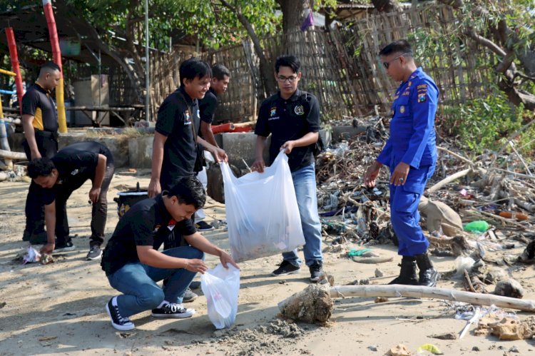 Gerakan Peduli Lingkungan Polres Pamekasan Bersama Media dan Komunitas Vespa Bersihkan Pantai