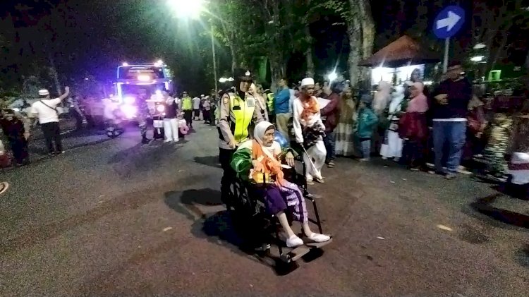 Sigap dan Senyum Ikhlas Polwan Polres Bojonegoro Layani Kepulangan Jamaah Haji